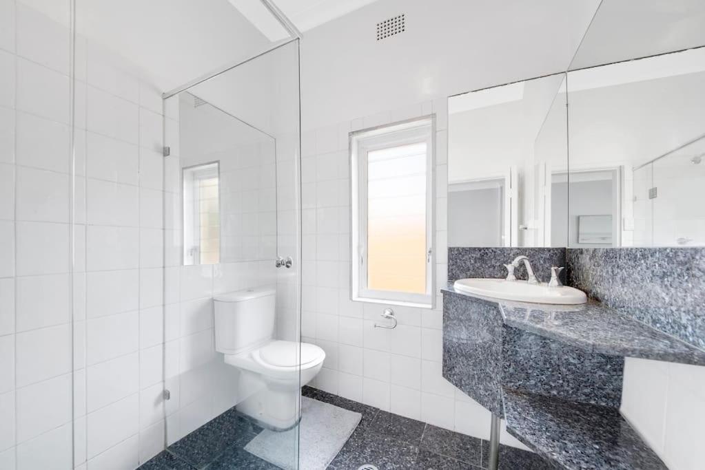 Apartment Hsns1 - Bask In Sydney's Beauty At Harbourview Haven